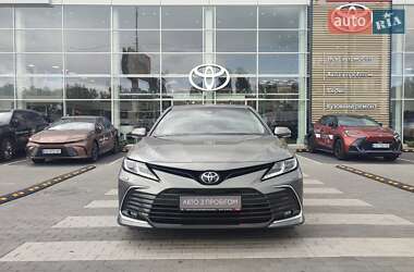Седан Toyota Camry 2023 в 