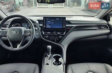 Седан Toyota Camry 2023 в 