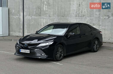 Седан Toyota Camry 2019 в Киеве
