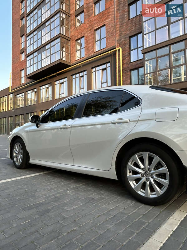 Седан Toyota Camry 2019 в Полтаве