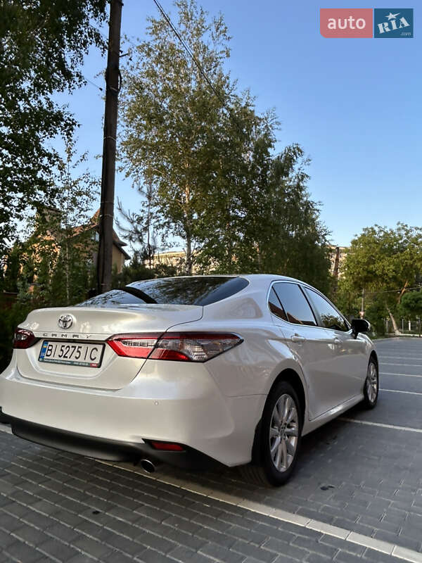Седан Toyota Camry 2019 в Полтаве