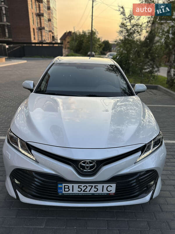 Седан Toyota Camry 2019 в Полтаве