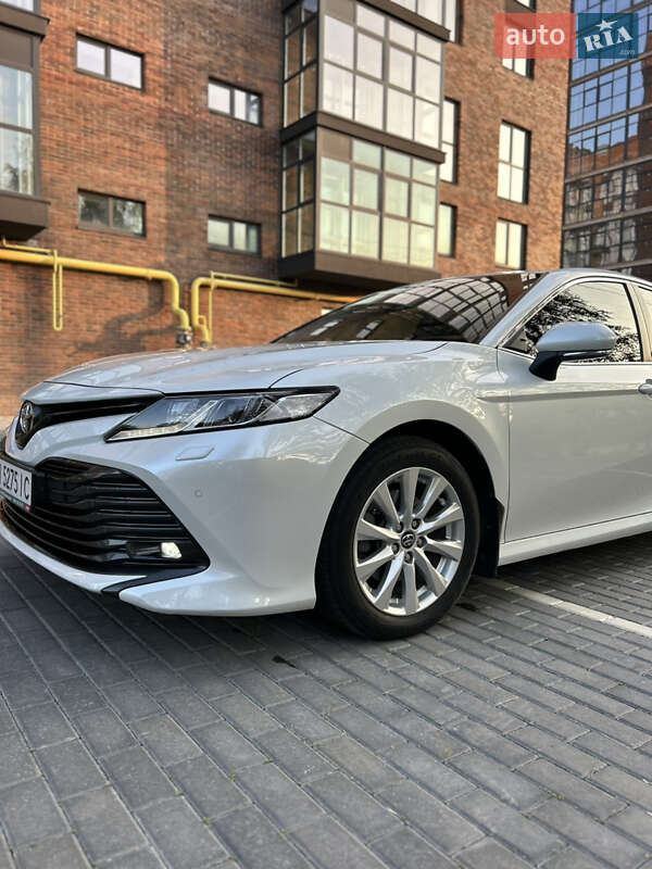 Седан Toyota Camry 2019 в Полтаве
