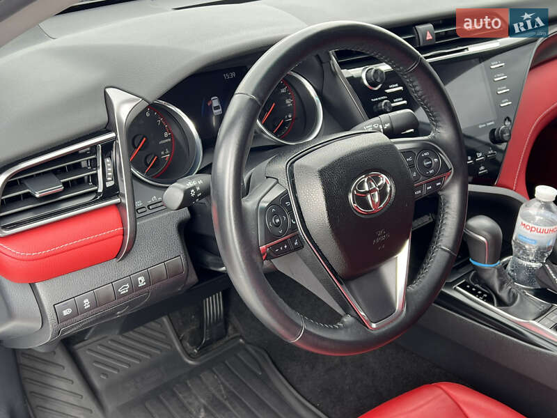 Седан Toyota Camry 2019 в Киеве