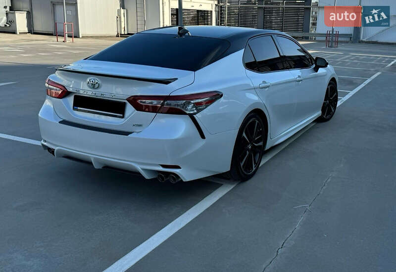 Седан Toyota Camry 2019 в Киеве