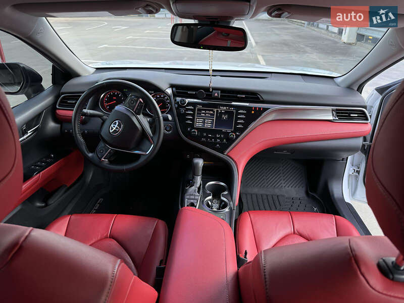 Седан Toyota Camry 2019 в Киеве