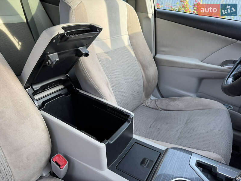 Седан Toyota Camry 2012 в Львові