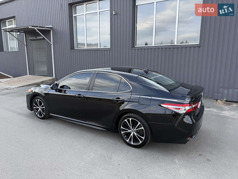 Седан Toyota Camry 2019 в Києві