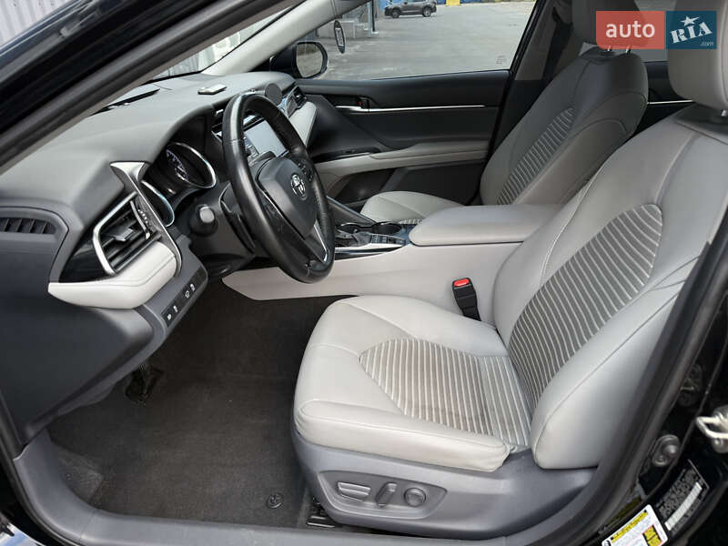 Седан Toyota Camry 2019 в Києві