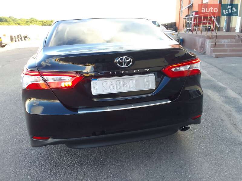 Седан Toyota Camry 2019 в Виннице