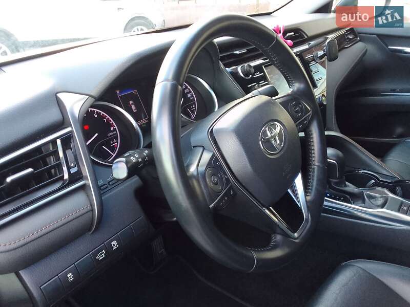 Седан Toyota Camry 2019 в Виннице