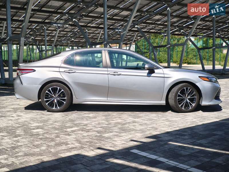 Седан Toyota Camry 2018 в Львові