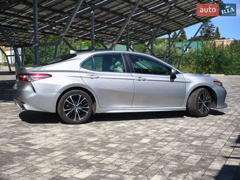 Седан Toyota Camry 2018 в Львові
