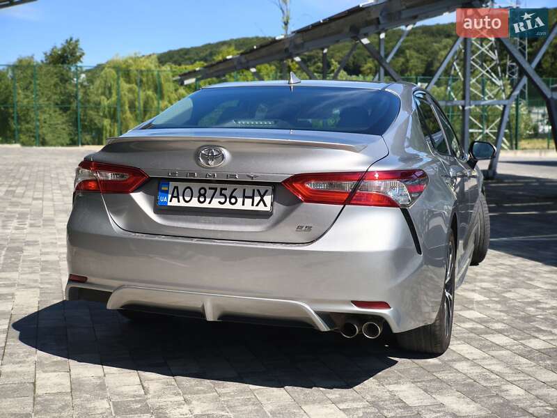 Седан Toyota Camry 2018 в Львові