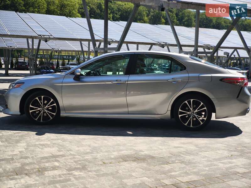 Седан Toyota Camry 2018 в Львові