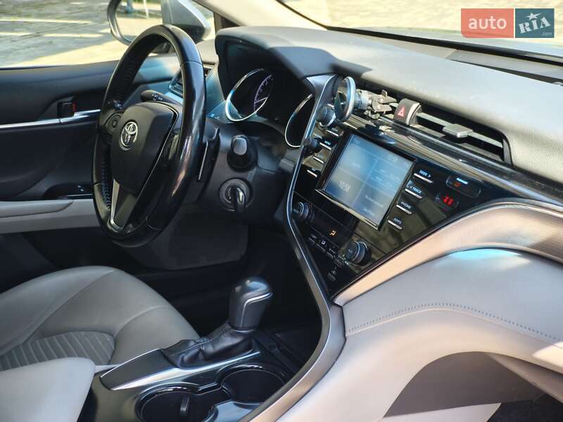 Седан Toyota Camry 2018 в Львові