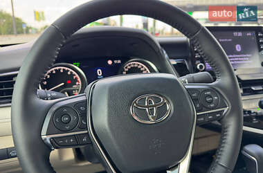 Седан Toyota Camry 2023 в 