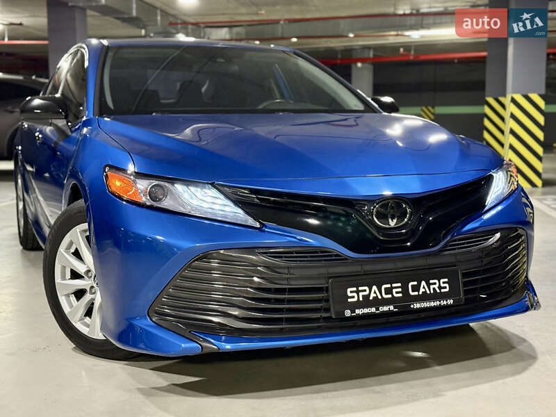 Седан Toyota Camry 2019 в Киеве