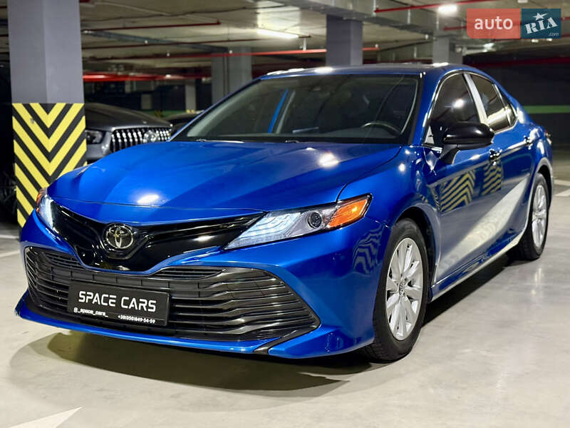 Седан Toyota Camry 2019 в Киеве