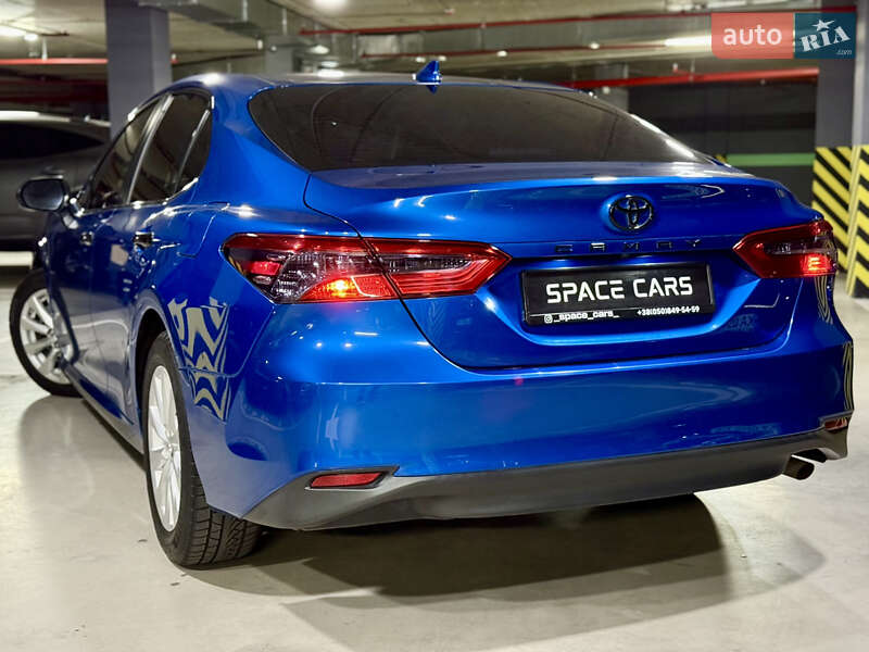 Седан Toyota Camry 2019 в Киеве