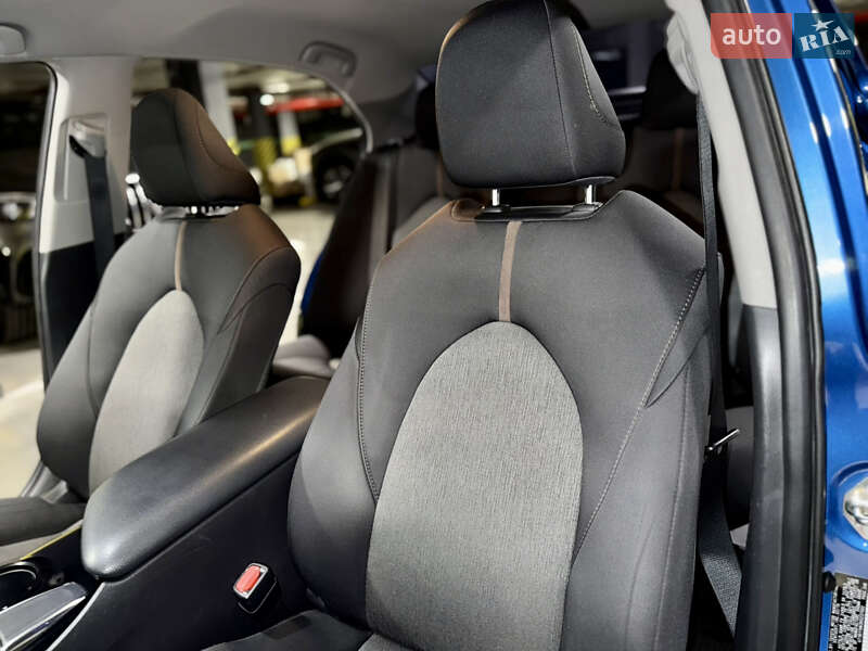 Седан Toyota Camry 2019 в Киеве