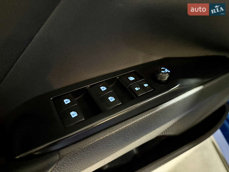 Седан Toyota Camry 2019 в Киеве