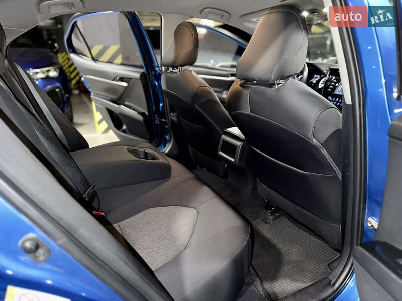 Седан Toyota Camry 2019 в Киеве
