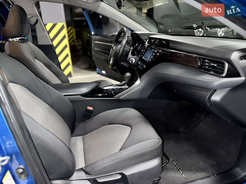 Седан Toyota Camry 2019 в Киеве