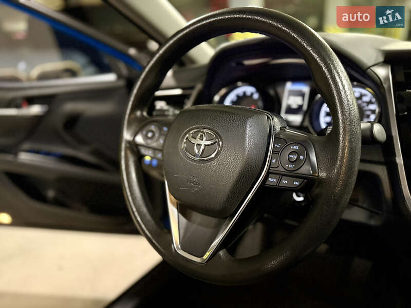 Седан Toyota Camry 2019 в Киеве