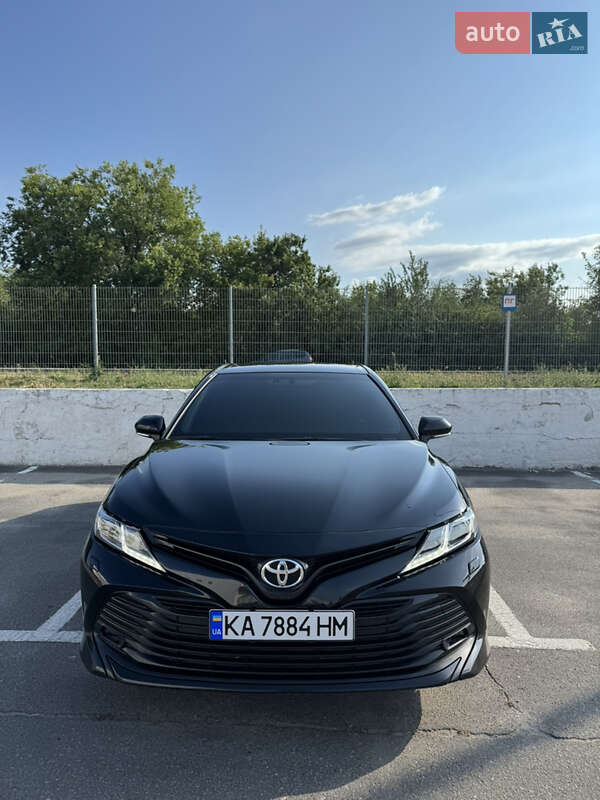 Седан Toyota Camry 2018 в Днепре