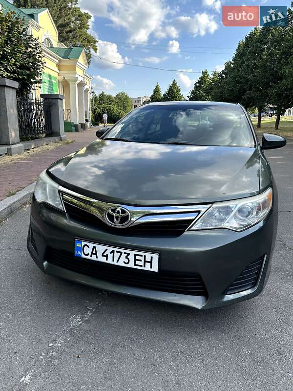 Седан Toyota Camry 2014 в Умані