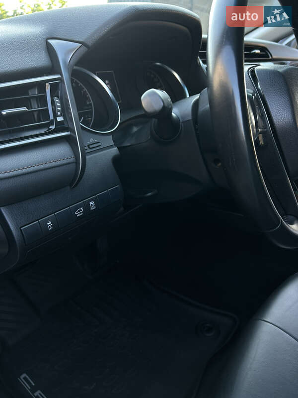 Седан Toyota Camry 2019 в Полтаве