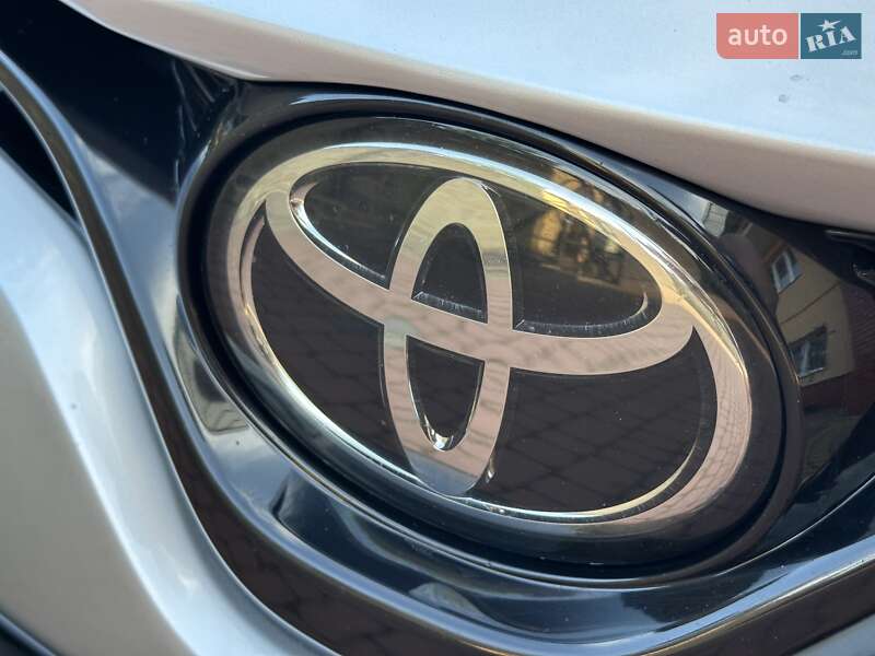 Седан Toyota Camry 2017 в Львові