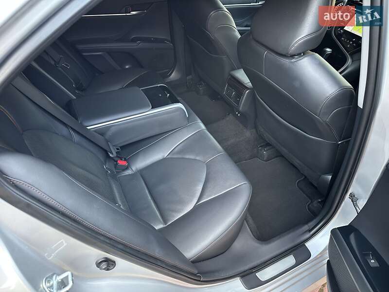 Седан Toyota Camry 2017 в Львові