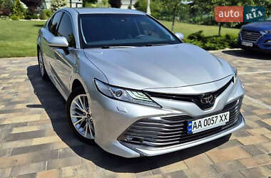 Седан Toyota Camry 2019 в Києві