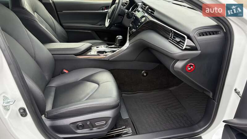 Седан Toyota Camry 2019 в Києві