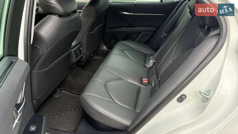 Седан Toyota Camry 2019 в Києві