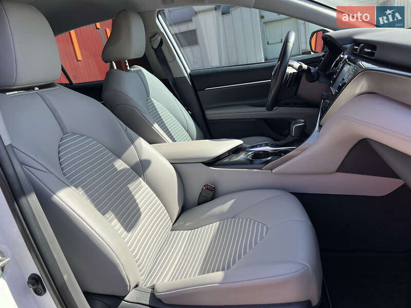 Седан Toyota Camry 2020 в Киеве