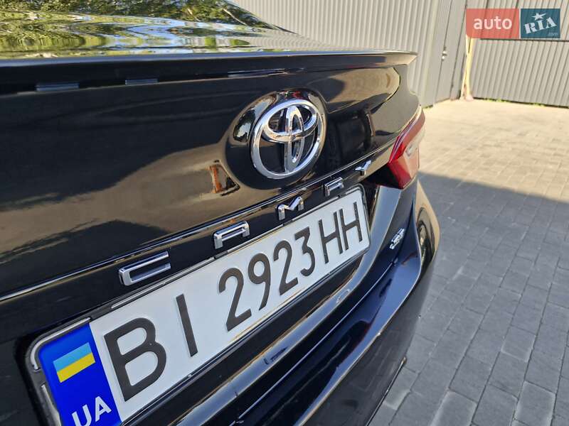Седан Toyota Camry 2018 в Миргороде
