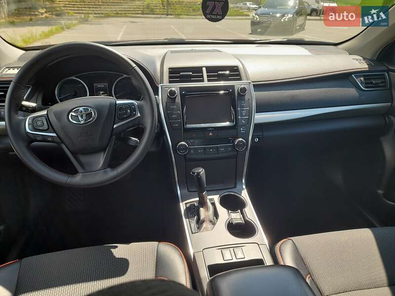 Седан Toyota Camry 2016 в Киеве