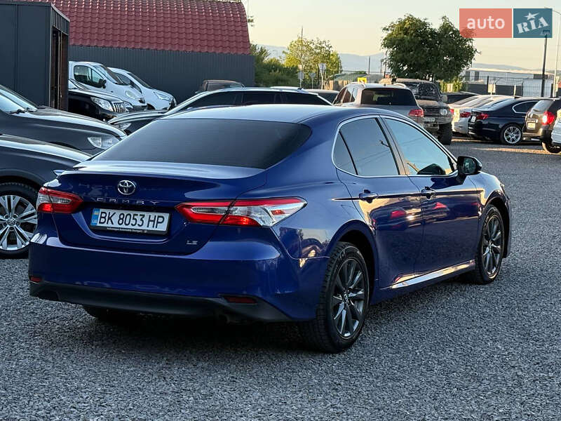 Седан Toyota Camry 2018 в Ужгороді