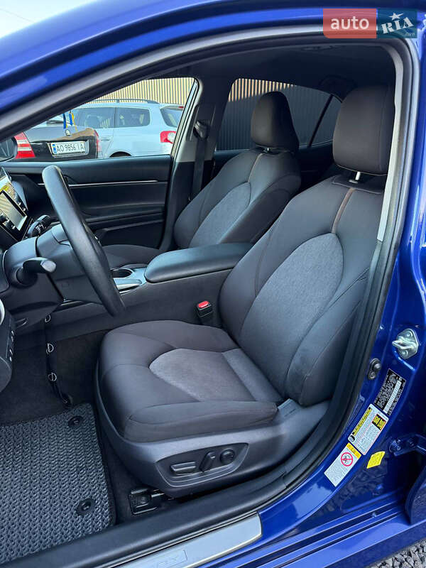 Седан Toyota Camry 2018 в Ужгороді