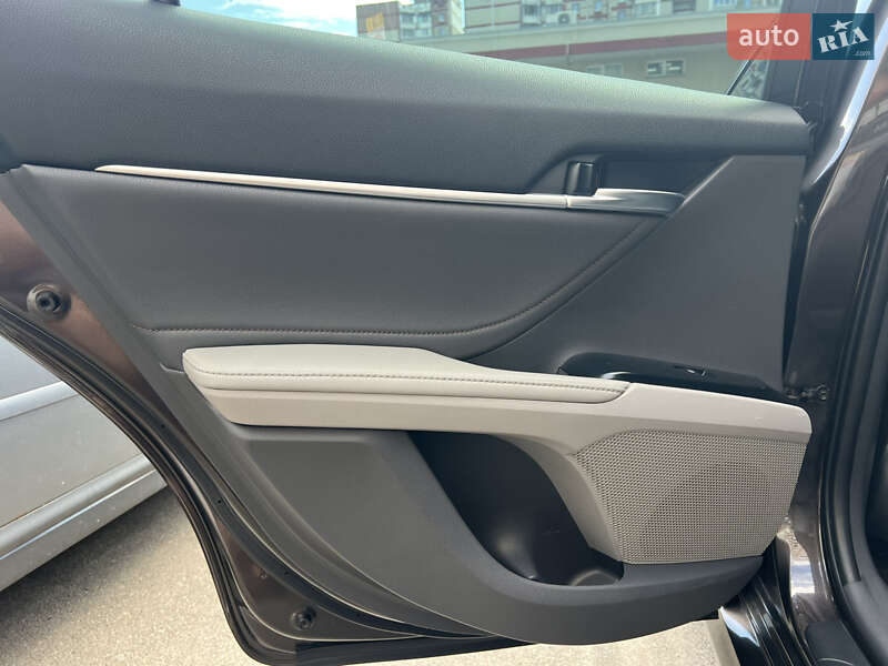 Седан Toyota Camry 2018 в Киеве