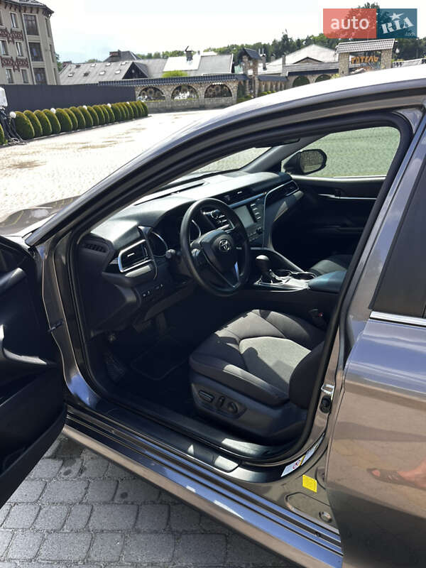 Седан Toyota Camry 2018 в Львові