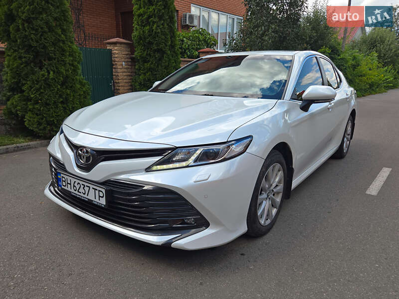 Седан Toyota Camry 2019 в Виннице