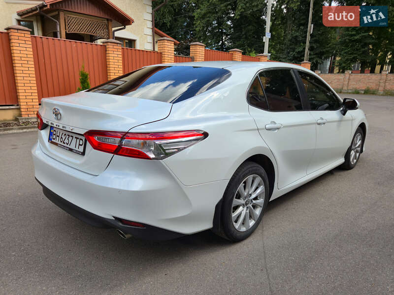 Седан Toyota Camry 2019 в Виннице