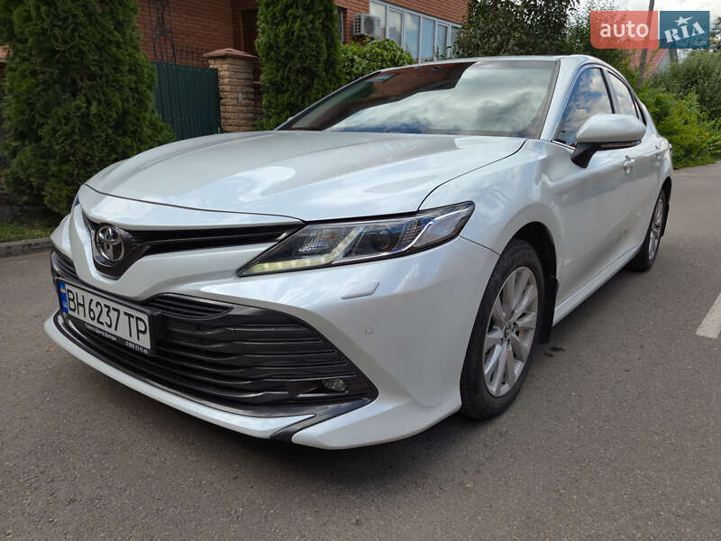 Седан Toyota Camry 2019 в Виннице