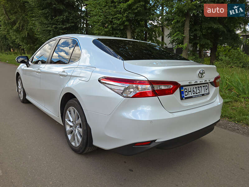 Седан Toyota Camry 2019 в Виннице