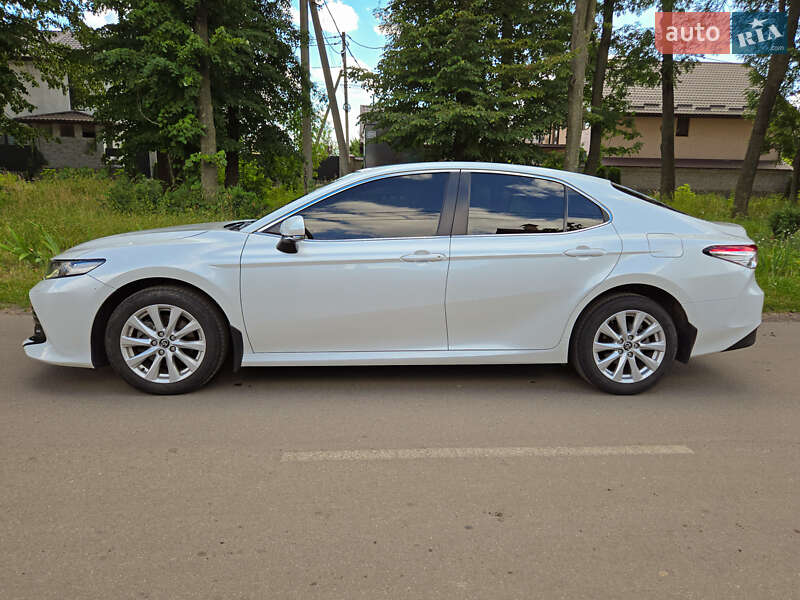 Седан Toyota Camry 2019 в Виннице