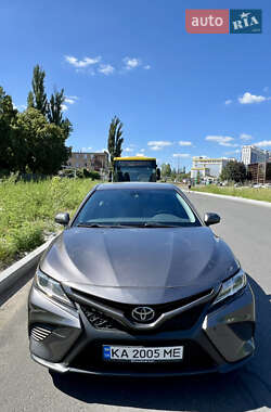 Седан Toyota Camry 2018 в Києві